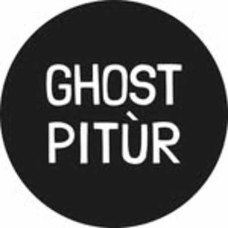 Ghost Pitùr Ripulisco i muri di notte, come un fantasma.